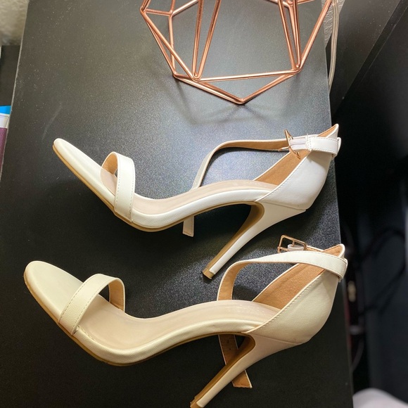 White heel, worn once, comfortable and would go with any outfit for any occasion - Picture 2 of 5